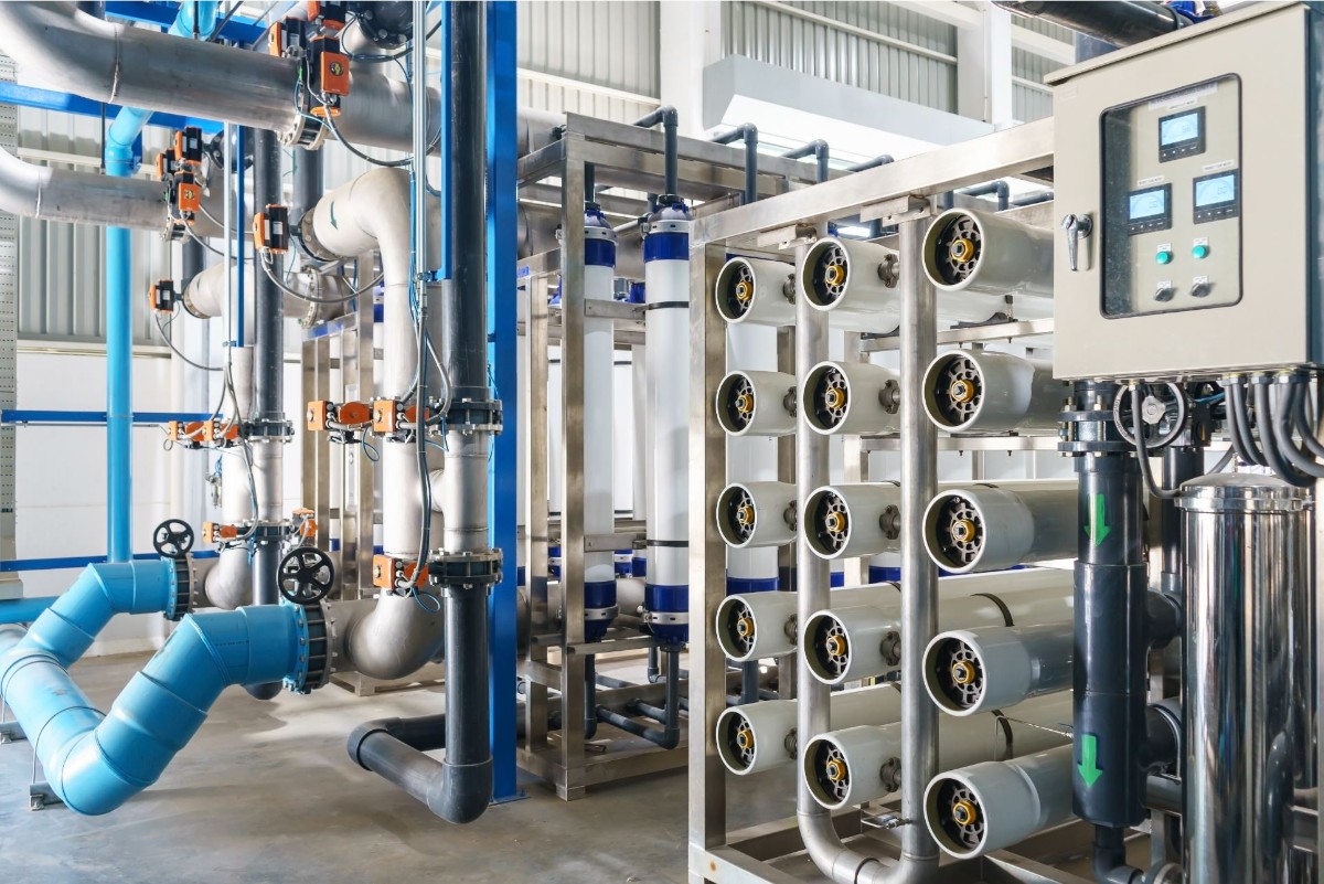 Reverse osmosis water treatment equipment with membrane vessels, pumps and pipework